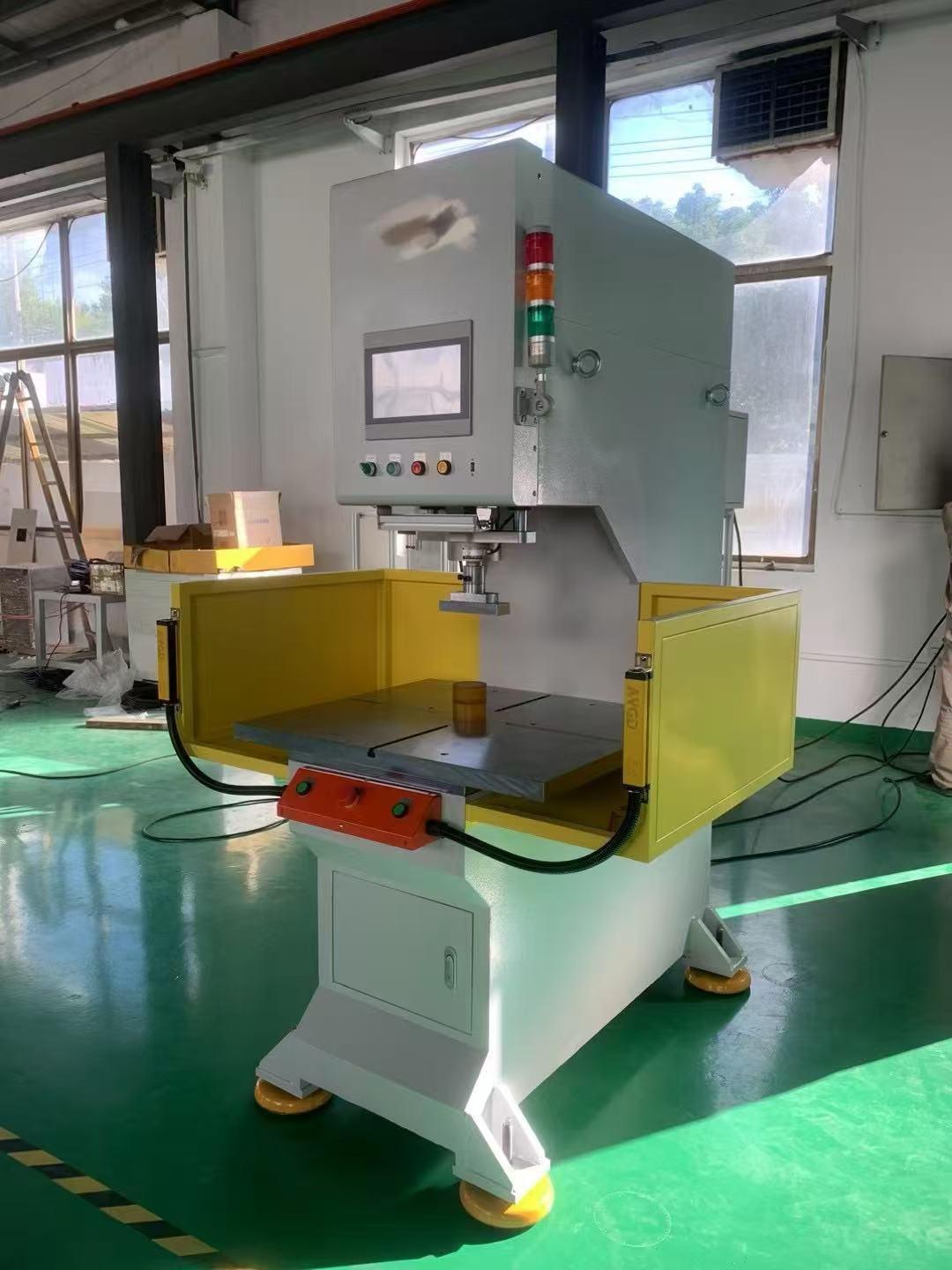 液壓機(jī)、伺服壓機(jī)、氣動(dòng)壓機(jī)使用昆侖通態(tài)觸摸屏TPC1051Ki